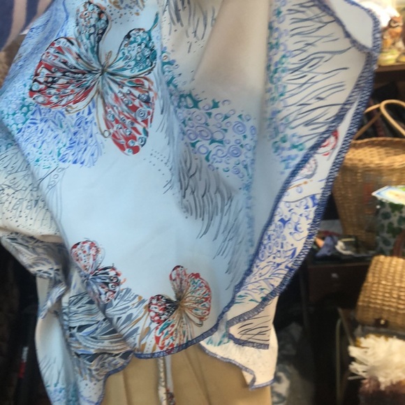 Vintage 1970’s/80’s - silky, butterfly print top - ties at sides - blousy style - Picture 4 of 7